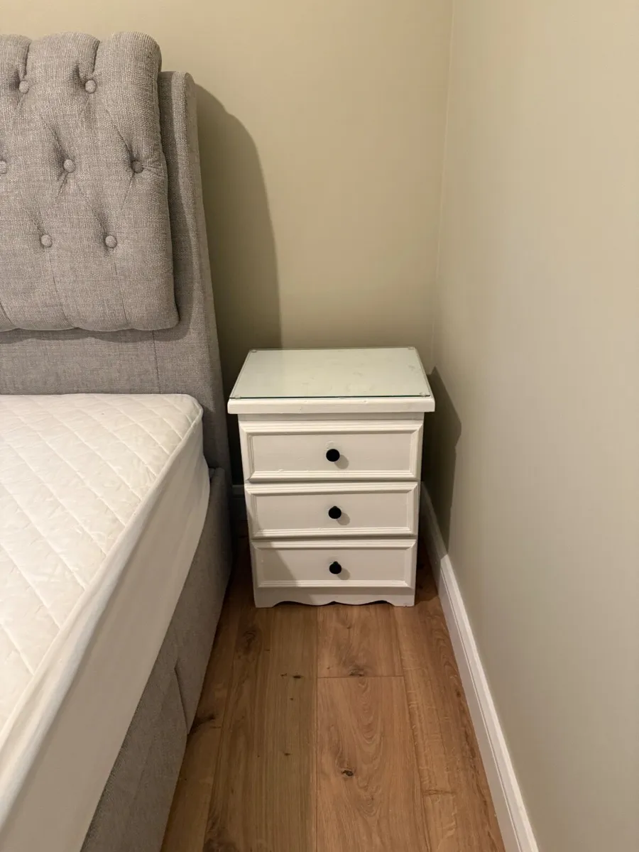 2 Oak Bedside Tables - Image 1