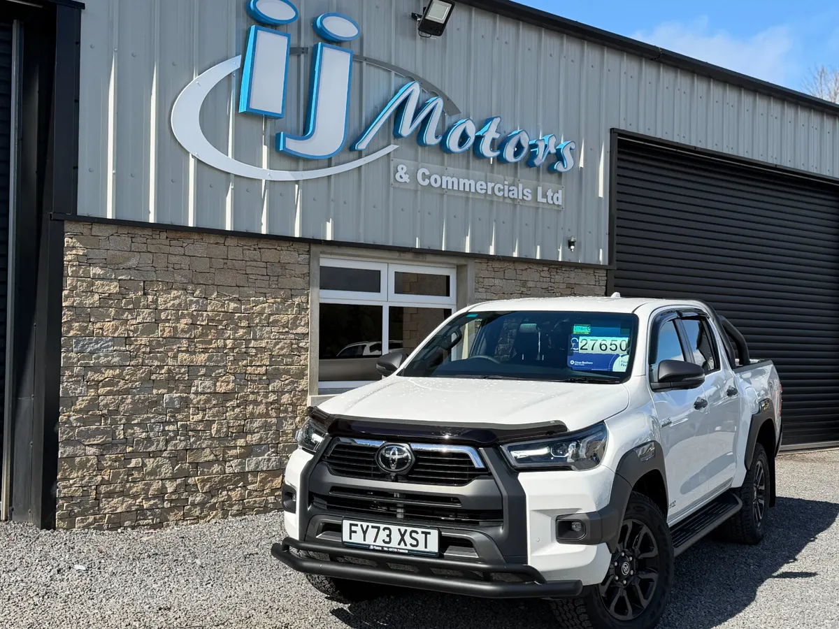 23 TOYOTA HILUX 2.8 D-4D INVINCIBLE X - Image 3