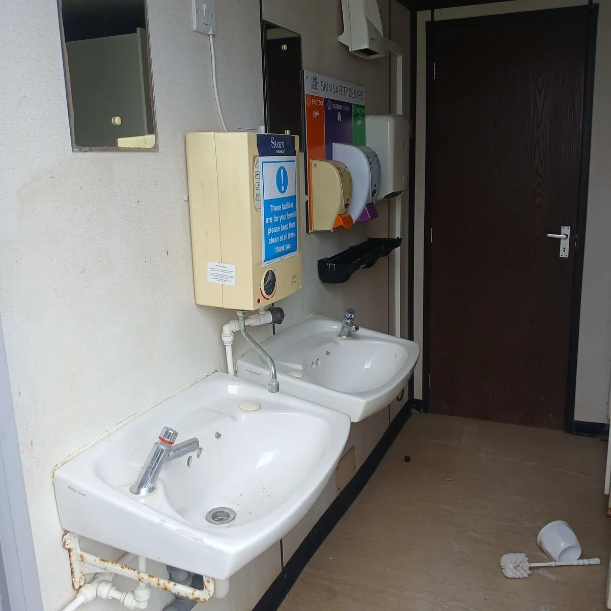 Toilet unit - Image 4