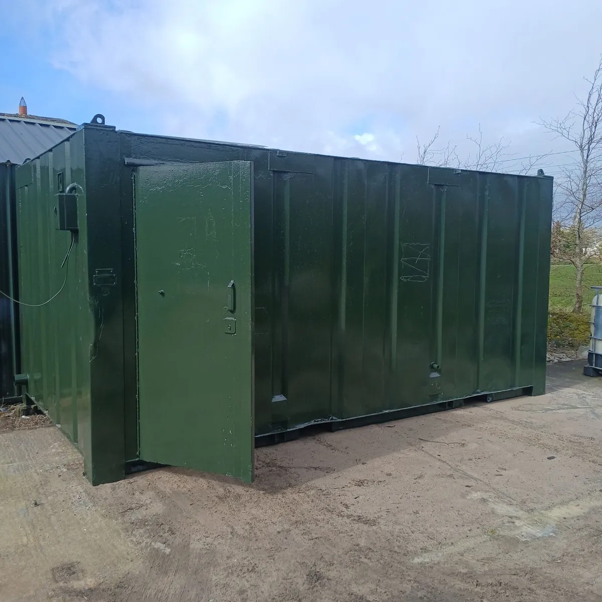 Toilet unit - Image 1