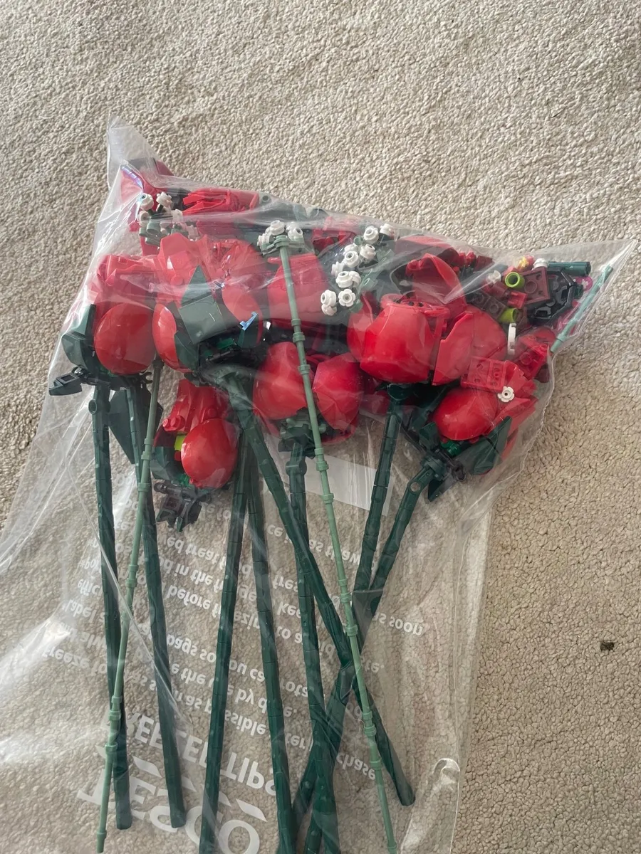 Wicked Lego and bunch of red roses Lego - Image 3