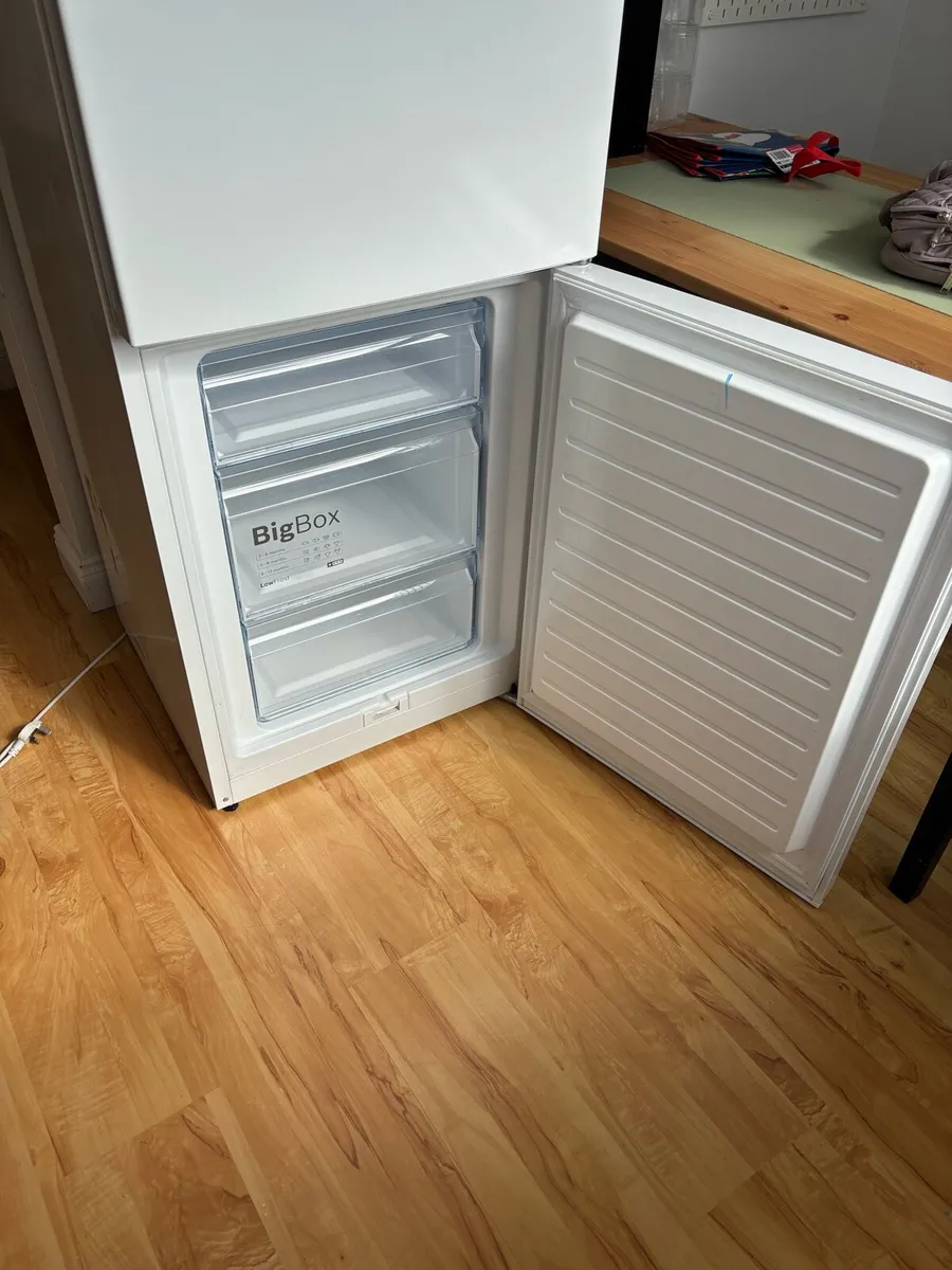 Bosch fridge (like new) - Image 4