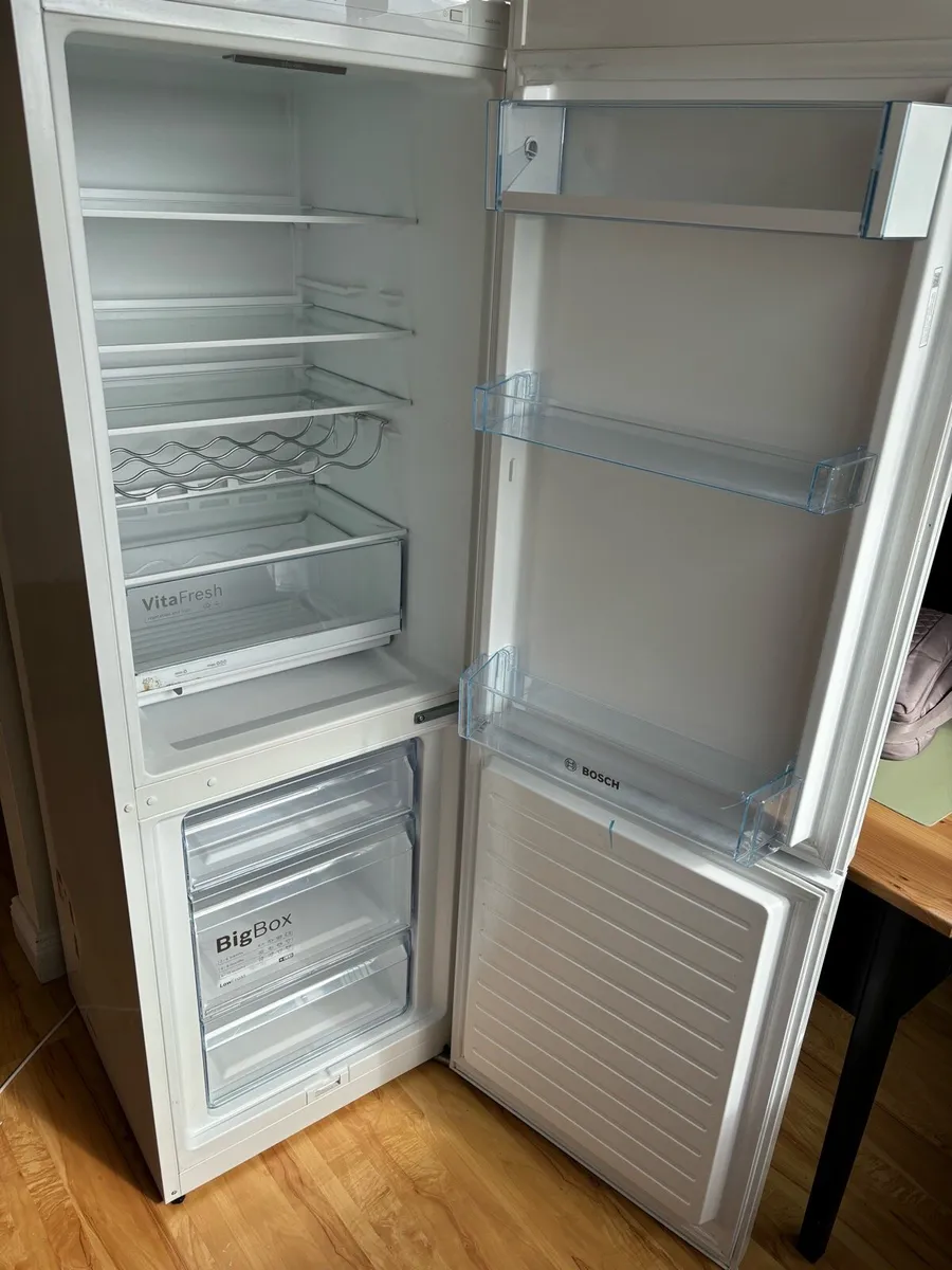 Bosch fridge (like new) - Image 1
