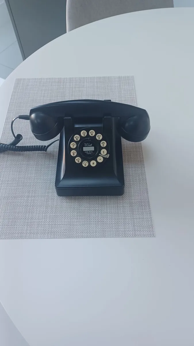 Old style telephone - Image 1