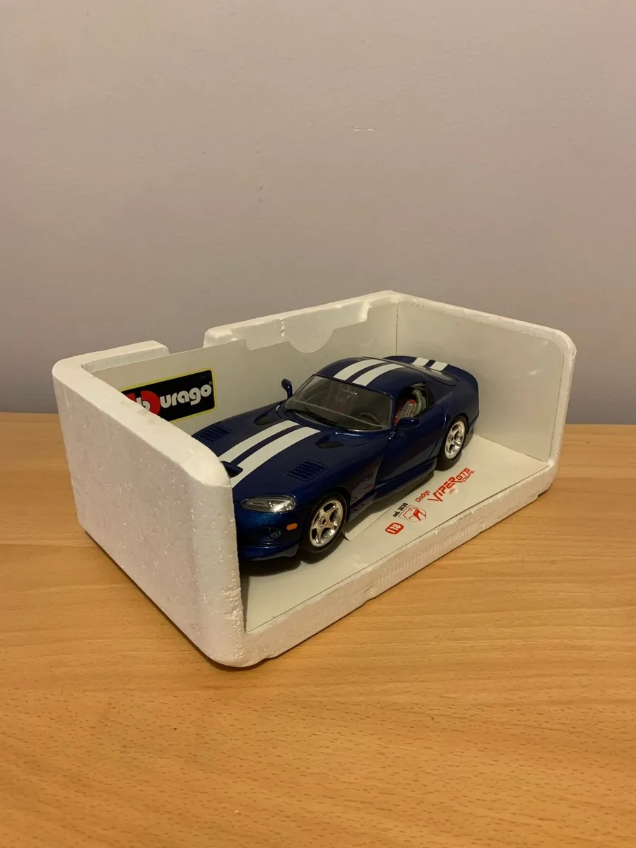 1996 Dodge Viper GTS Coupe 1/18 Burago Model Car - Image 2