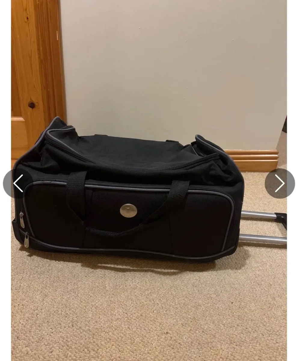 Wheel suitcase / holdall bag in one - Image 1