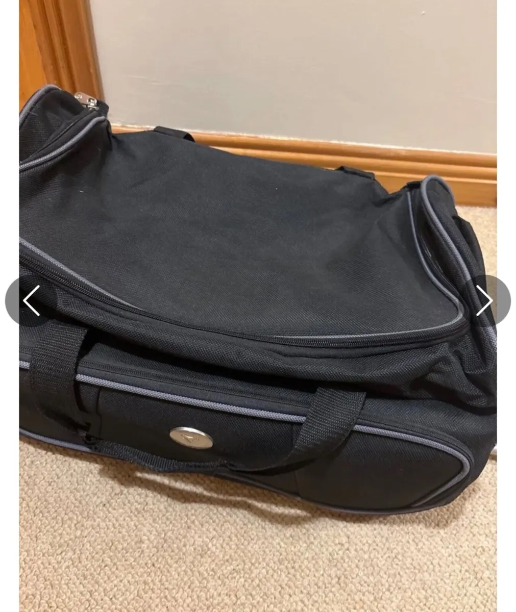 Wheel suitcase / holdall bag in one - Image 2