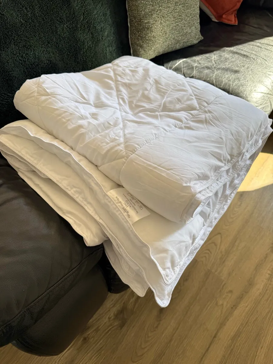 King size duvet, 4.5 tog, in perfect condition - Image 1