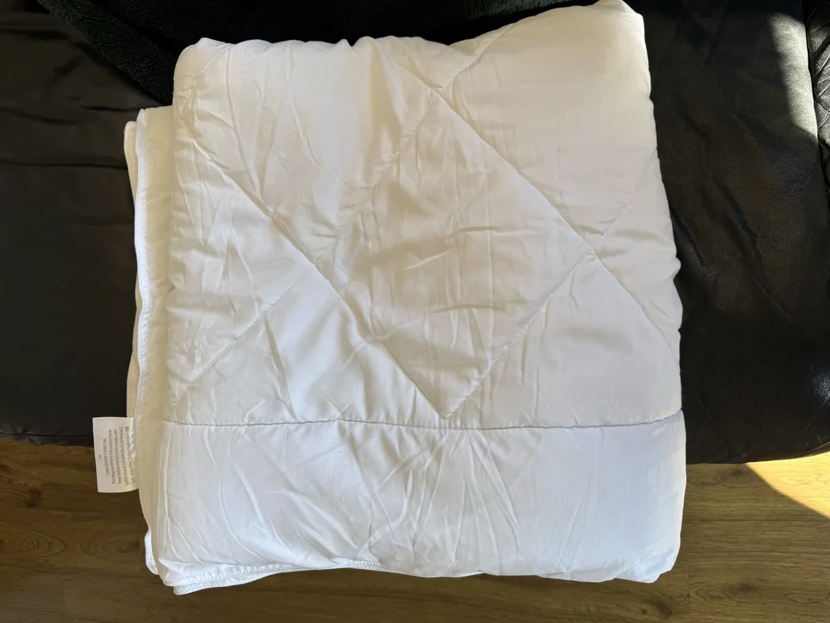King size duvet, 4.5 tog, in perfect condition - Image 3
