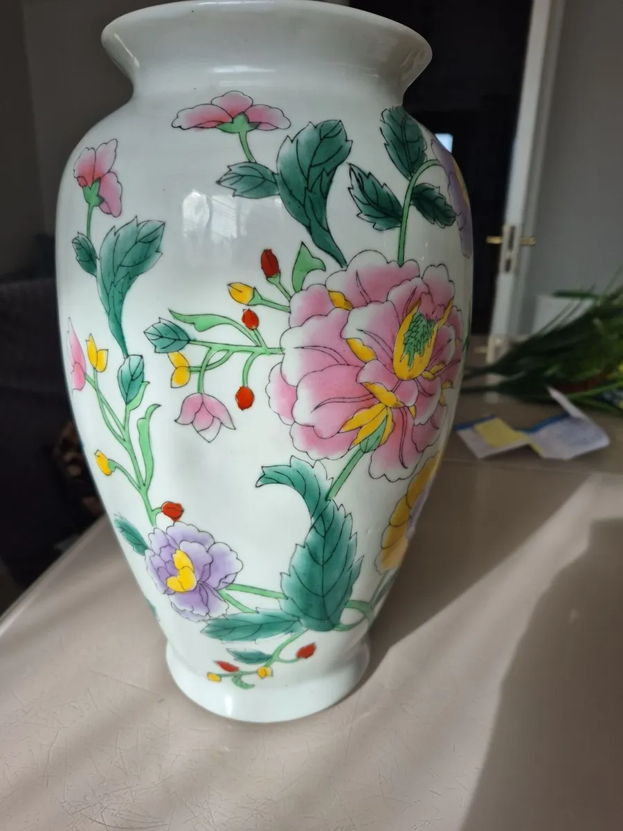 Beautiful Chinese-style floral porcelain - Image 1