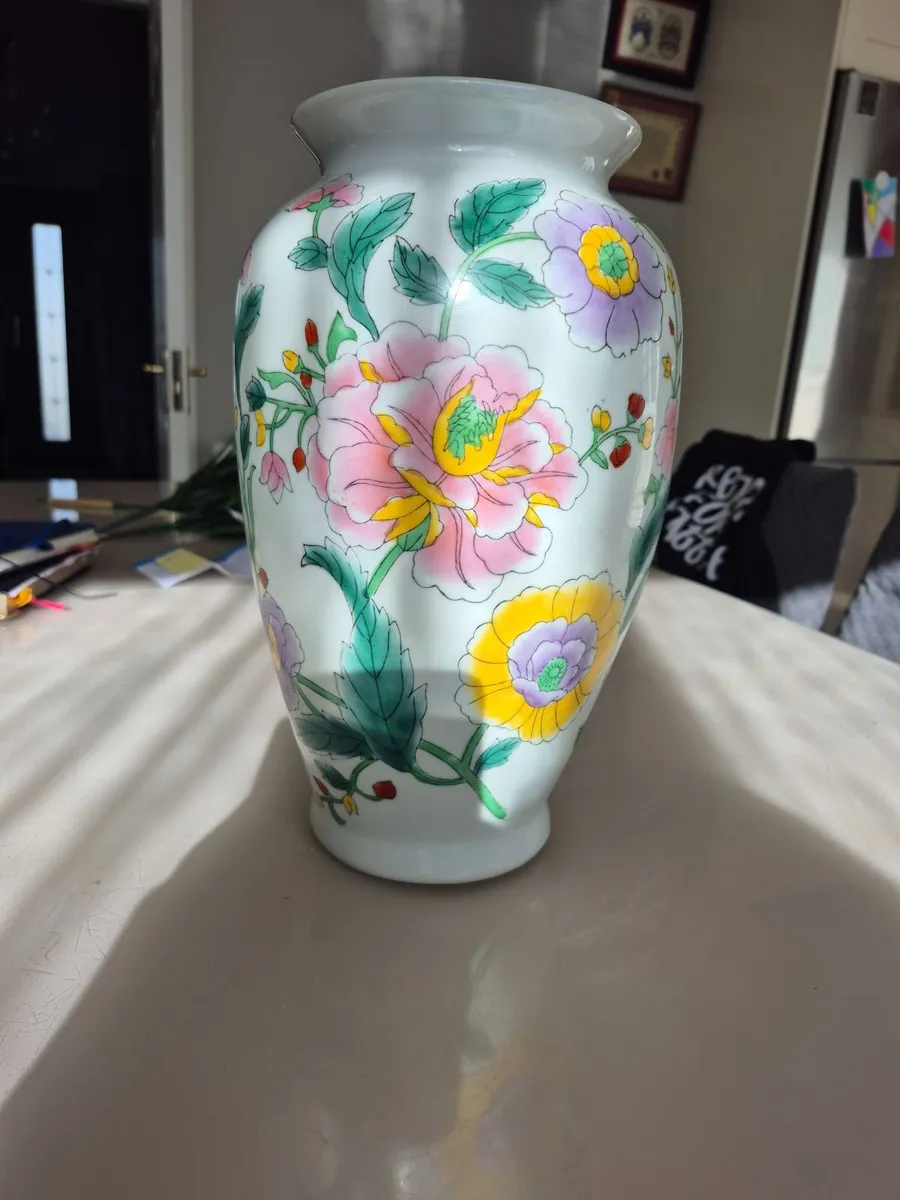 Beautiful Chinese-style floral porcelain - Image 2