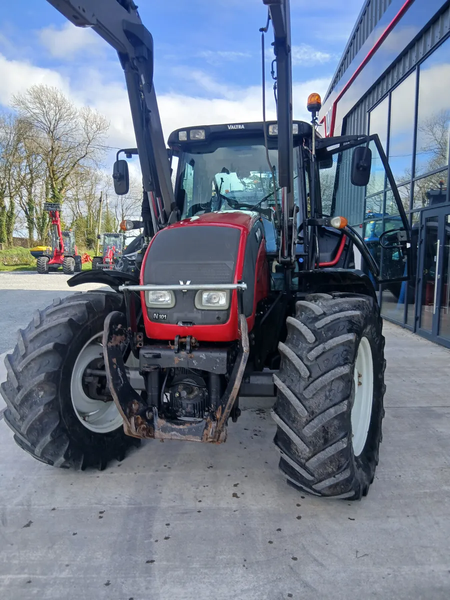 Valtra N101 & Mx loader - Image 3