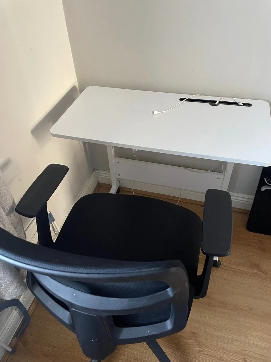 Office table and chair - Image 1