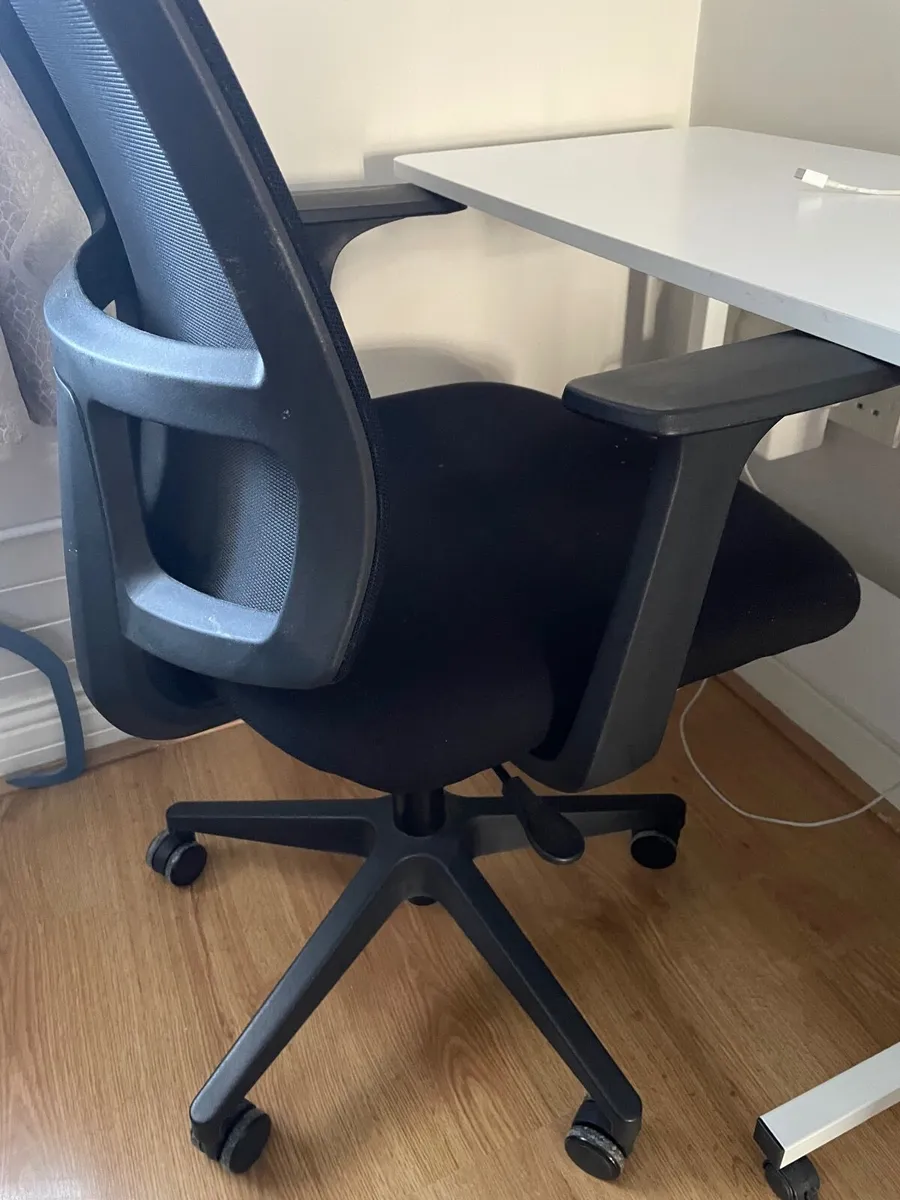 Office table and chair - Image 3