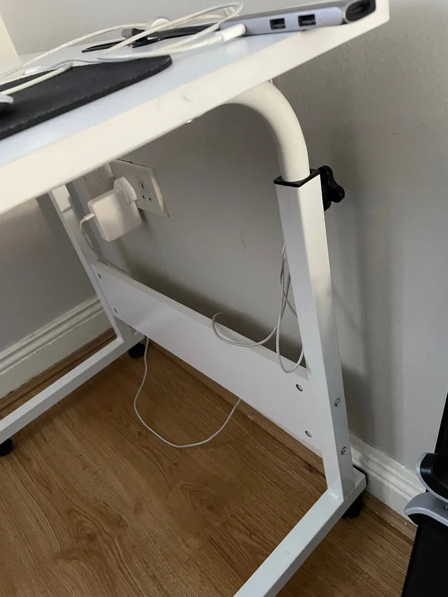 Office table and chair - Image 4