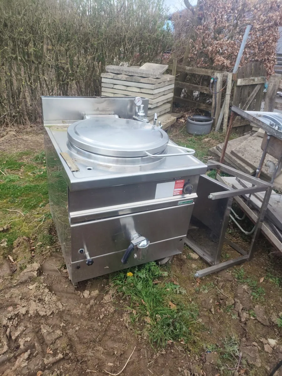 Various stainless steel appliances and tables - Image 3