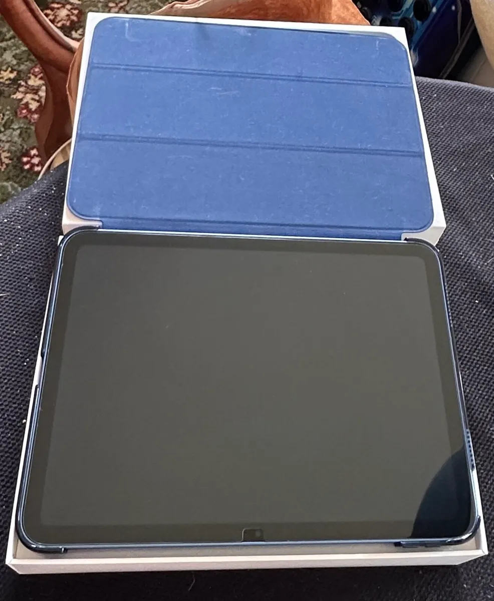 iPad (10th Generation) Wi-Fi + Cellular - Image 1