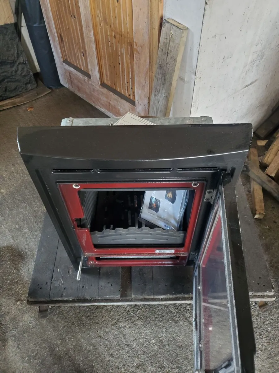 Heritage 5 kw solid fuel insert stove unused - Image 2