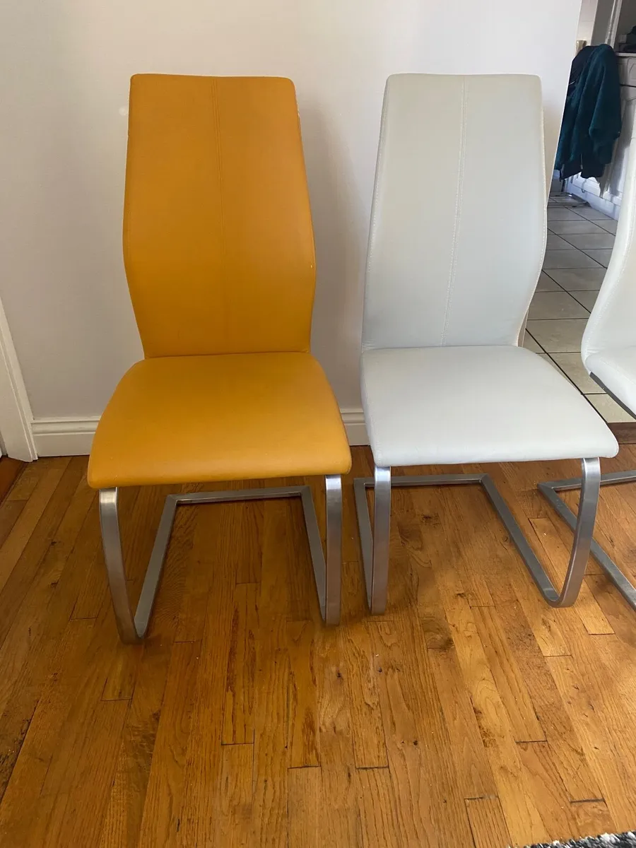 Table and chairs - Image 1