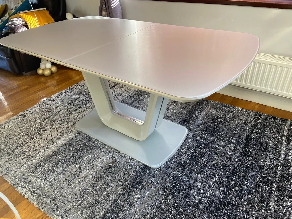 Table and chairs - Image 3