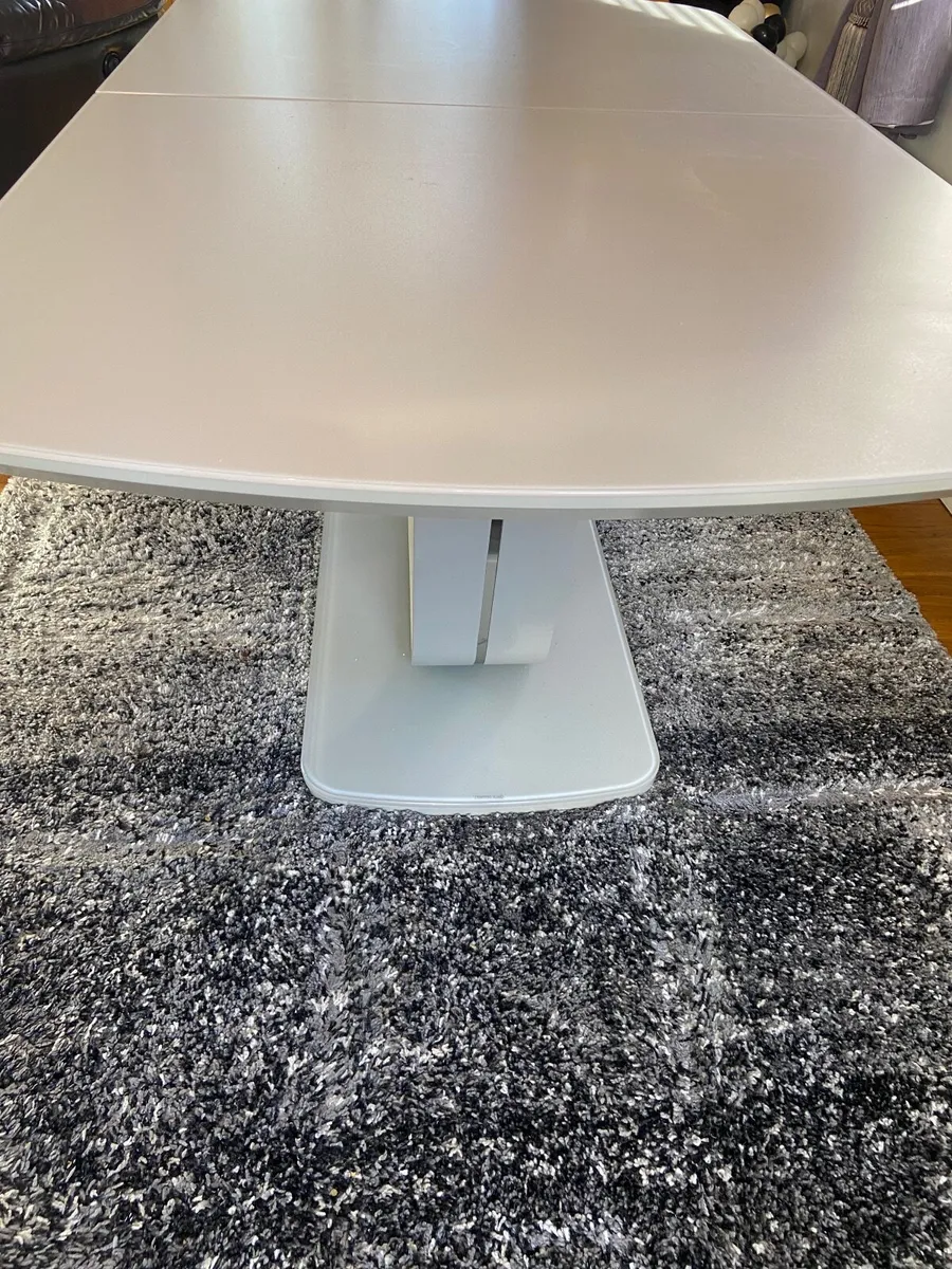 Table and chairs - Image 4