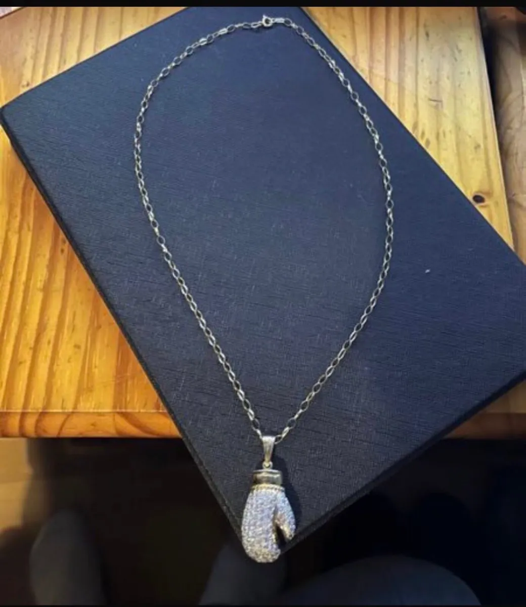 Gold pendant and chain Call 📞 0857861538 - Image 2