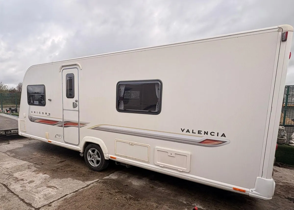Bailey unicorn fixed bed caravan - Image 4