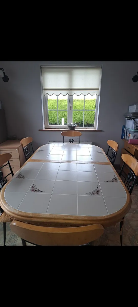 Table and chairs - Image 1
