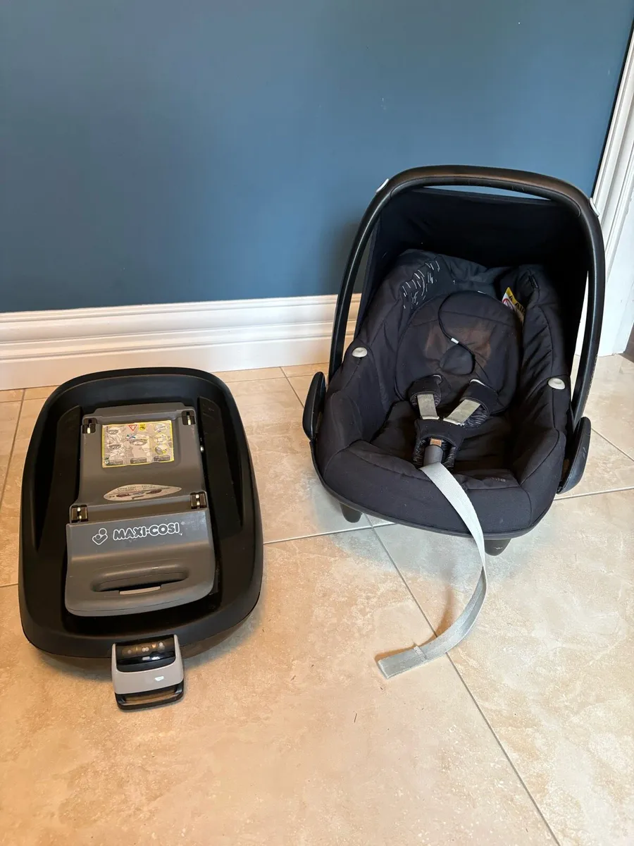 Maxi Cosi pebble & pearl car Seat with Isofix base - Image 2