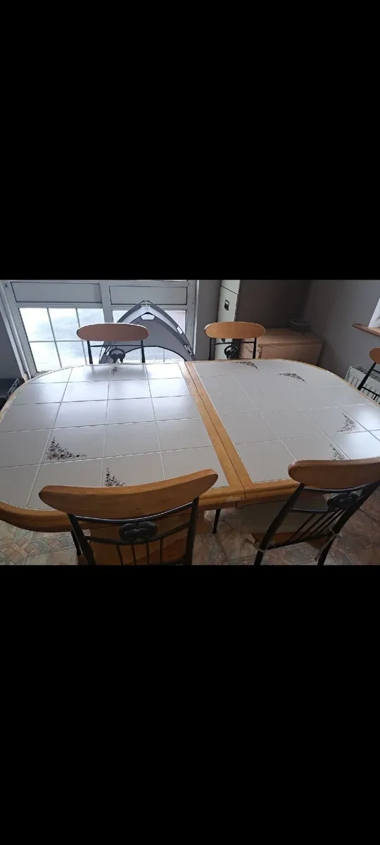 Table and chairs - Image 2