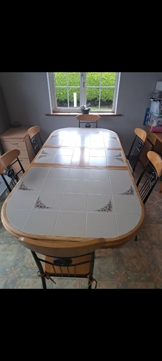 Table and chairs - Image 4