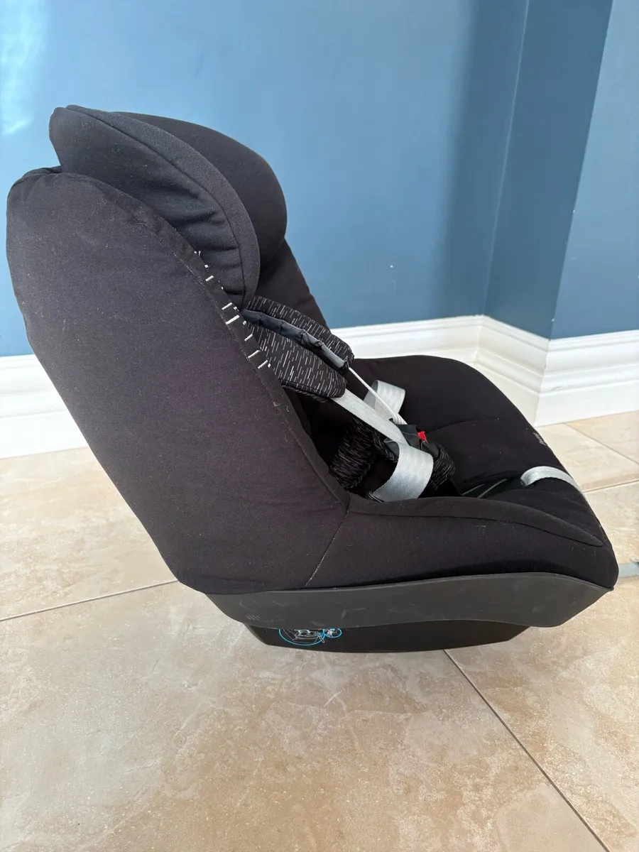 Maxi Cosi pebble & pearl car Seat with Isofix base - Image 3
