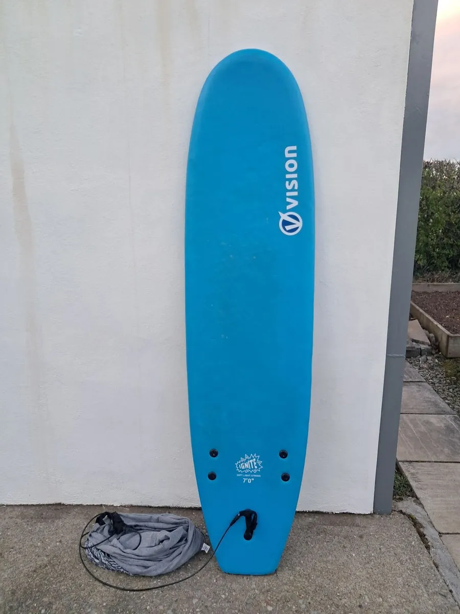 Surf board, leash and cover - Image 4