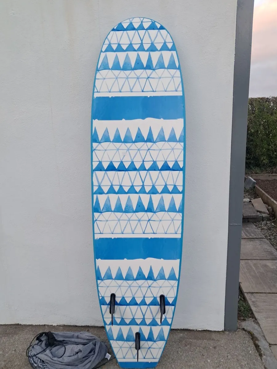 Surf board, leash and cover - Image 1