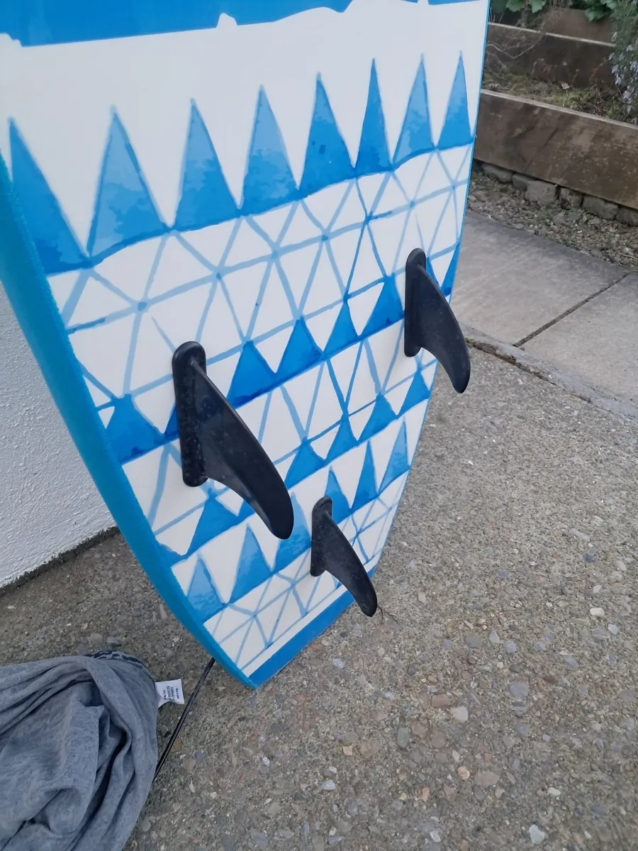 Surf board, leash and cover - Image 2