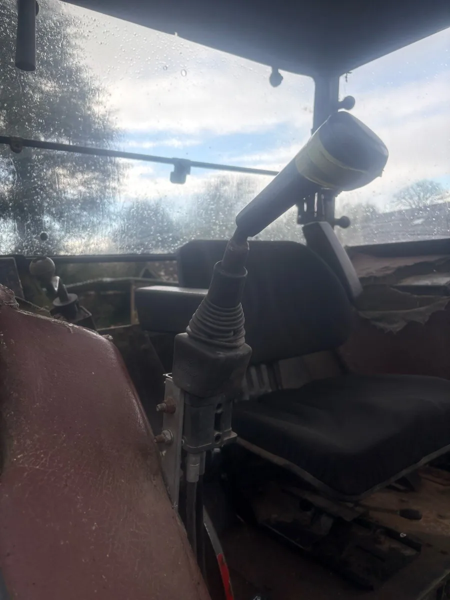 Massey 390 loader - Image 4