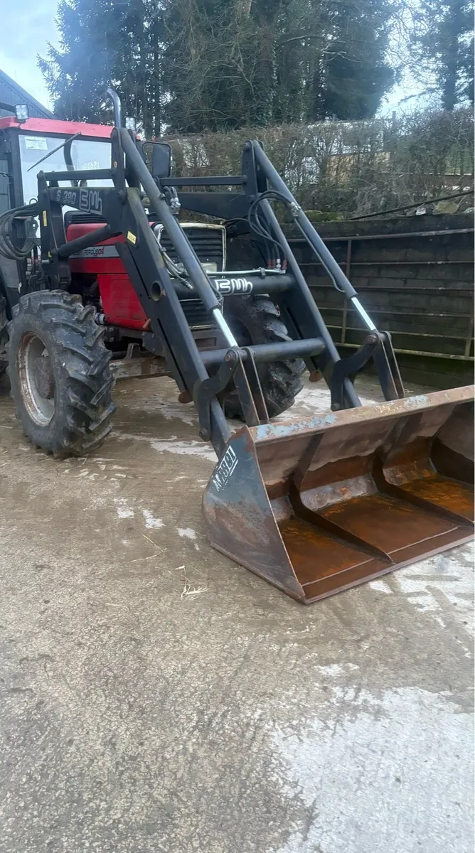 Massey 390 loader - Image 1