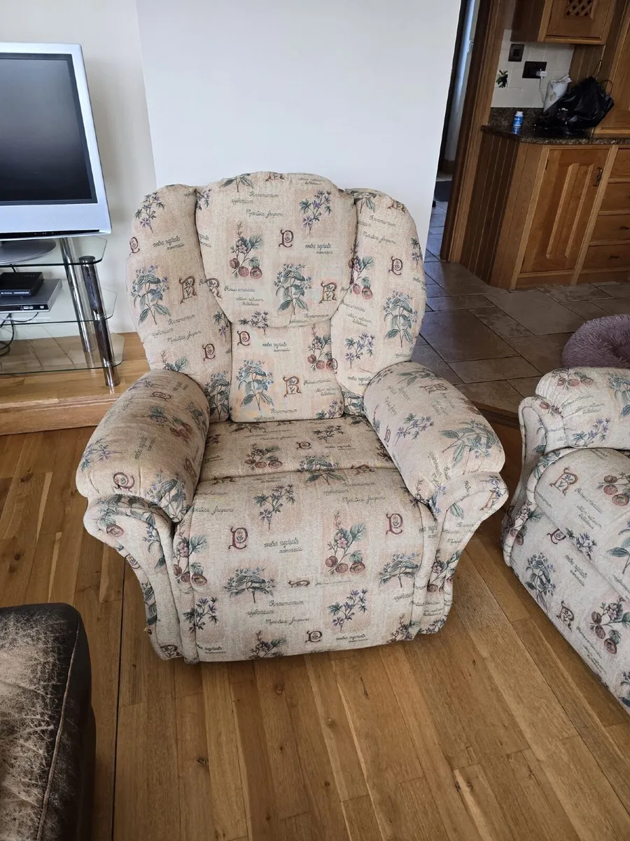 Matching Recliners - Image 2