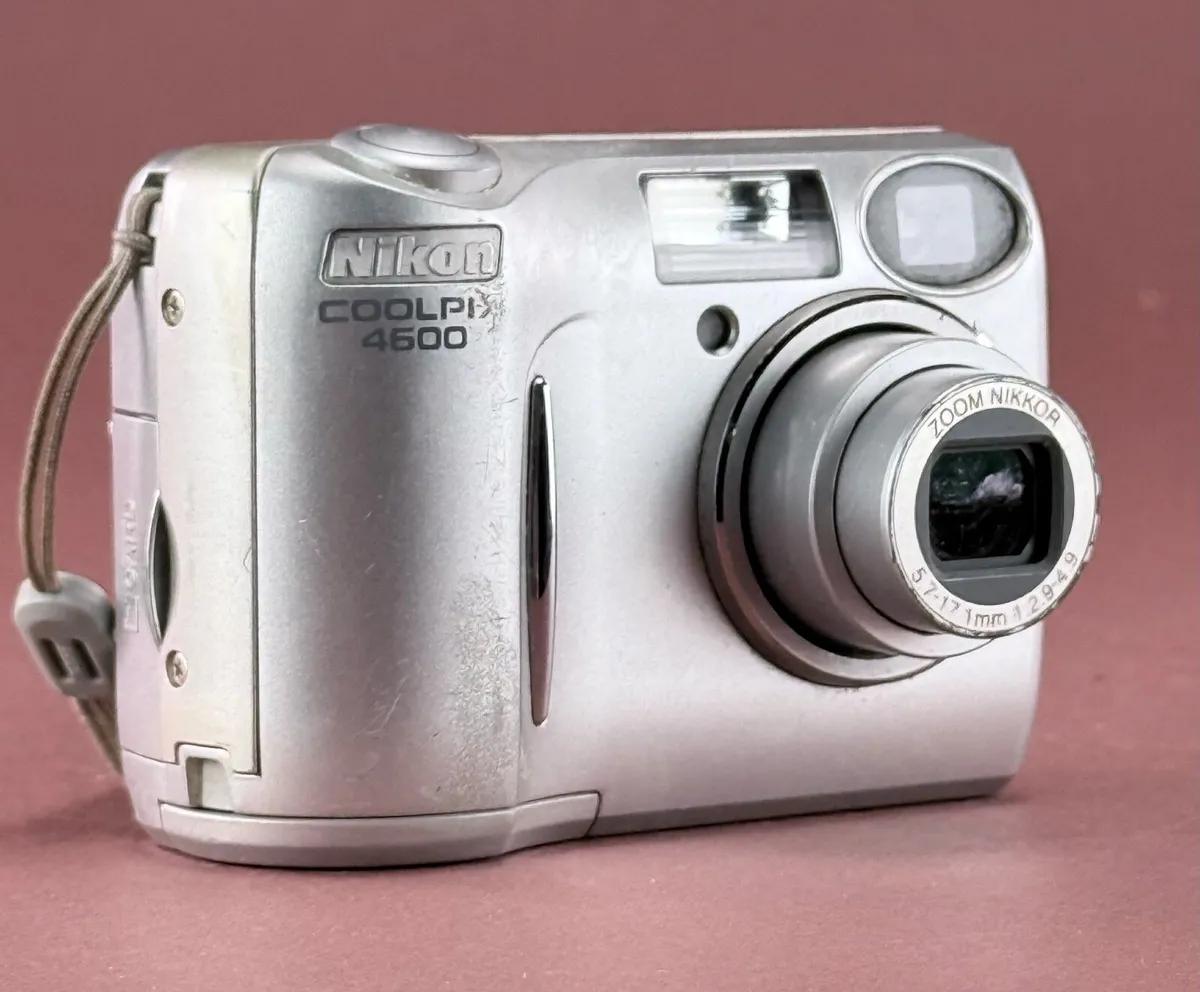 Nikon Coolpix 4600 4-megapixel digital camera - Image 1