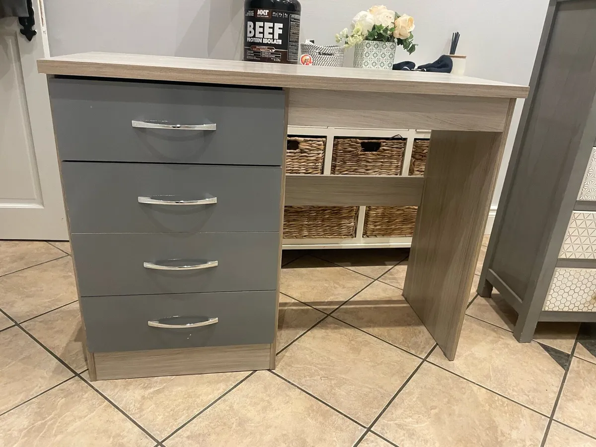 Study desk - Image 1