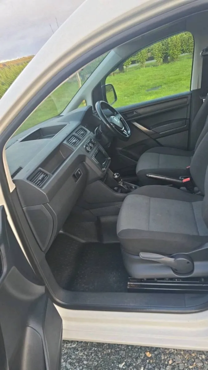 2018 vw caddy **years doe** - Image 4