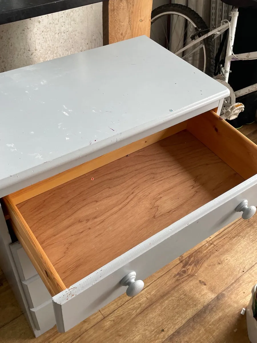 Bedrm furniture 2xchest drawers, wardrobe & futon - Image 2