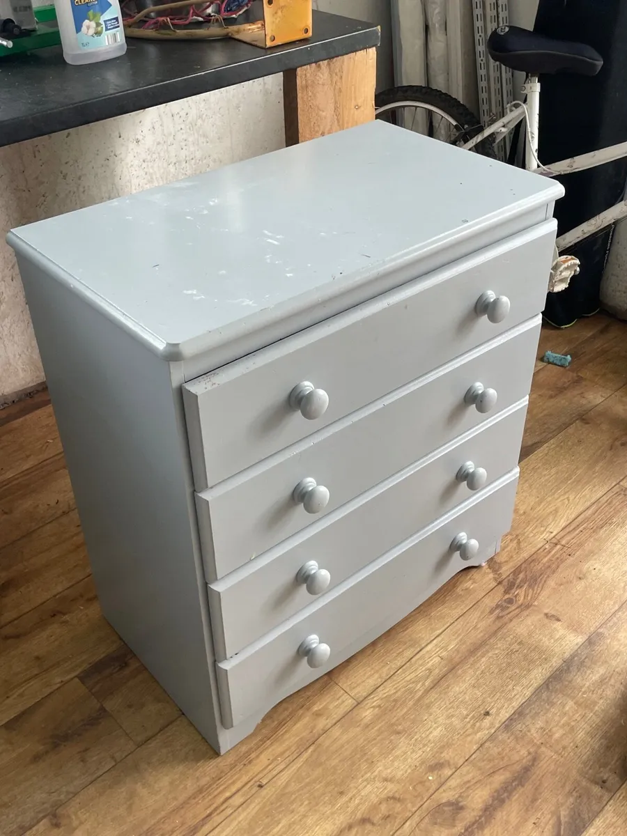 Bedrm furniture 2xchest drawers, wardrobe & futon - Image 3