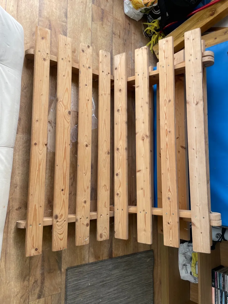 Futon, matress and 2 covers - Image 4