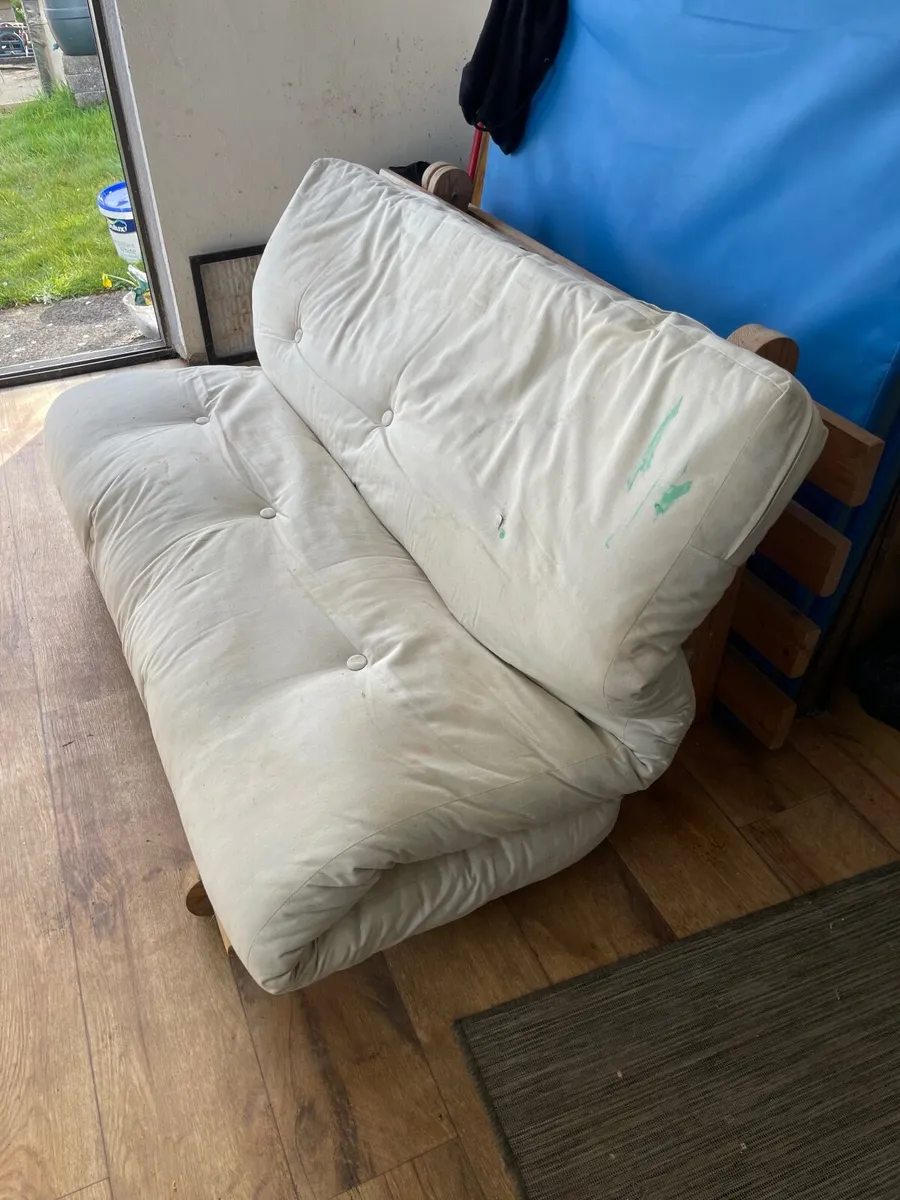Futon, matress and 2 covers - Image 1