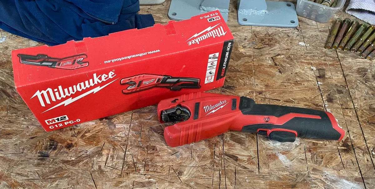 Milwaukee pipe cutter - Image 1