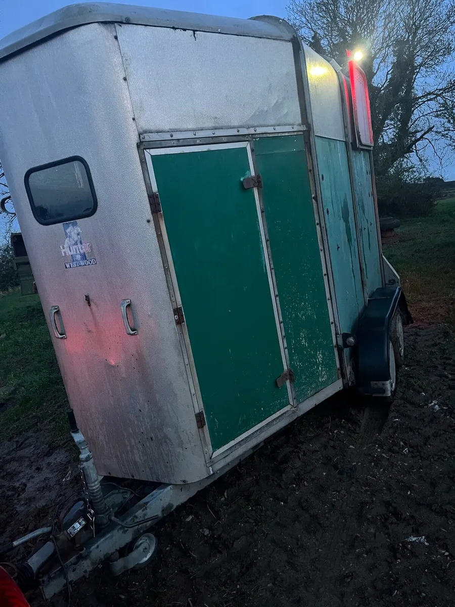 Ivor Williams Hunter box - Image 1