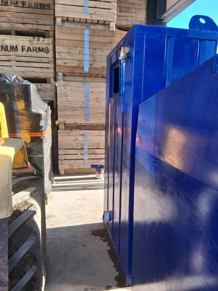 Portable toilet , scaffolding , scissor lift - Image 2