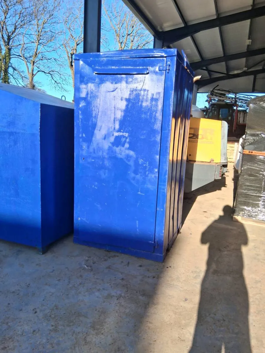 Portable toilet , scaffolding , scissor lift - Image 3