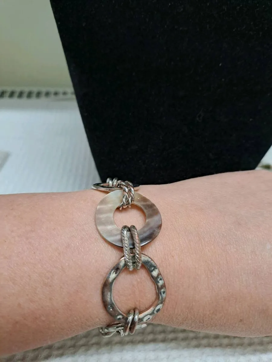 Chunky Link Bracelet – Silver Tone & Shell Detail - Image 4